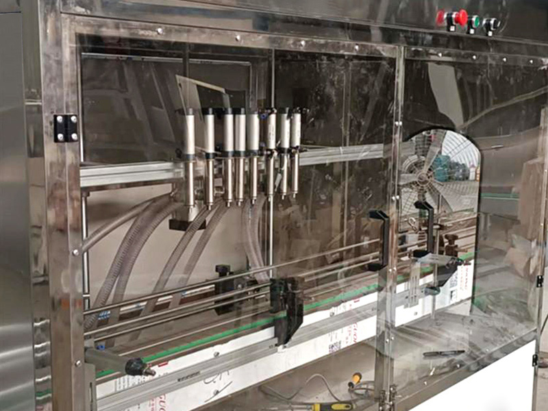 8头直线式，小型灌装机生产.jpg